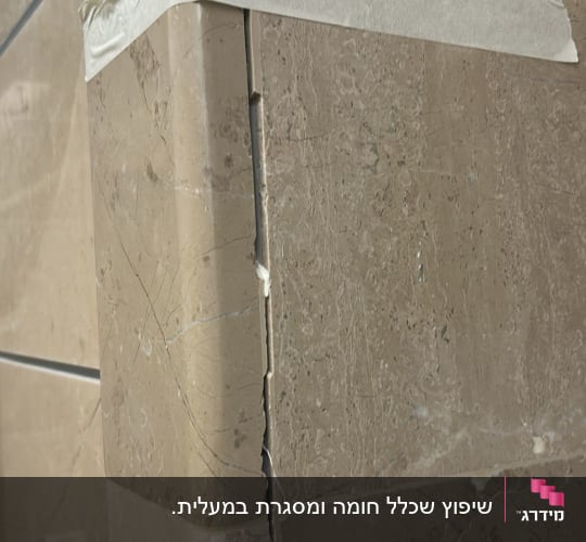 פינת קיר עם סדקים ותיקון בעזרת סרט דבק